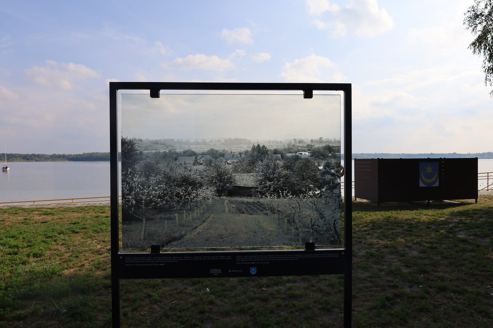 Tablica upamiętniająca nieistniejącą miejscowość Kajmów, znajdująca się na trasie Szklanego Spaceru w Tarnobrzegu