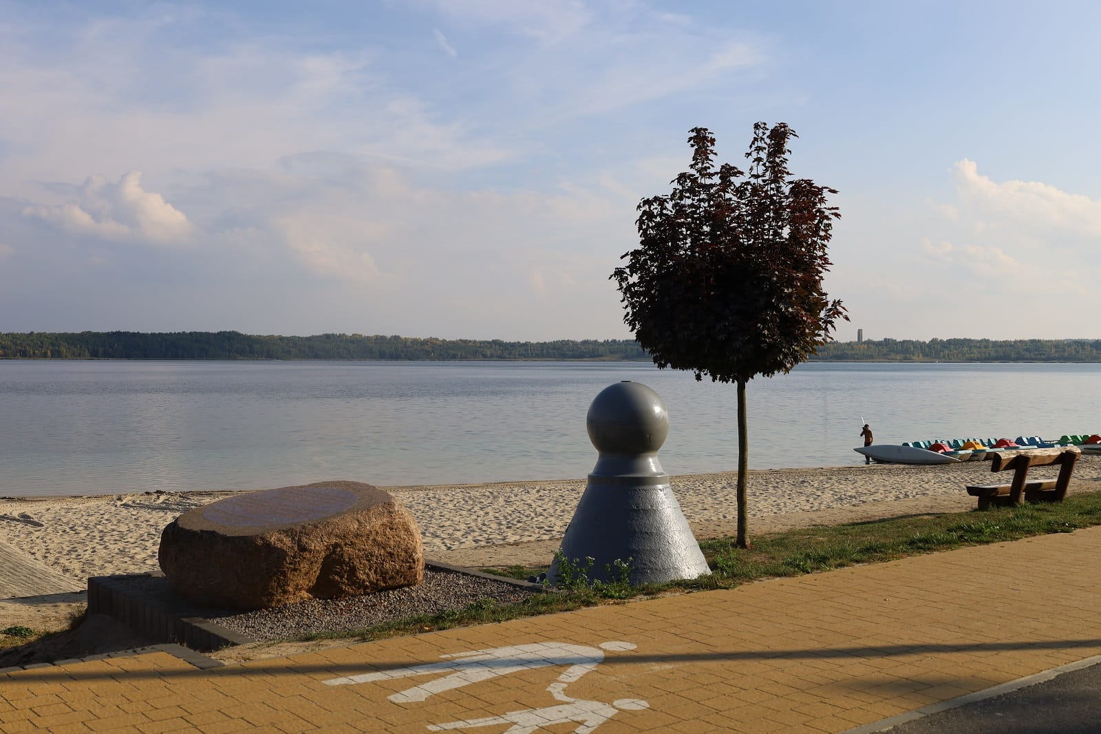 Kamień upamiętniający nieistniejącą wieś Machów oraz łożysko kulowe ze zwałowarki pracującej w kopalni siarki. Kamień znajduje się na plaży w Tarnobrzegu.